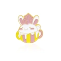 Cartoon Emaille Pin mit süßem weißem Kaninchen in einer gelb gestreiften Tasse - Hase in der Tasse (CC700)