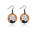 Orecchini a sospensione con gatto detective dei cartoni animati e ganci in metallo nero - Gatto in Stile Detective Sfondo Arancione (RH897)