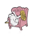 Emaille speld van meisje op roze hartvormige stoel met de tekst MY ALL - Roze Hart Sofa Meisje Vasthouden (MY ALL)