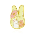 Broche en émail lapin mignon avec fleurs roses et alliage métallique jaune pour vêtements - Style Lapin avec Fleur (CC1779)