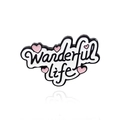 Pin esmaltado Wonderful Life en blanco y negro con detalles de corazones rosa - Estilo Cita Wonderful Life (CC2187)