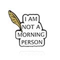 Spilla divertente in lega I Am Not A Morning Person con piuma dorata su fondo bianco - Stile di Testo Non Sono un Mattiniero (CC2442)