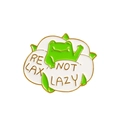 Spilla in smalto con rana su nuvole bianche e scritta Relax Not Lazy - Rana Verde-RELAX NOT LAZY(CC400)