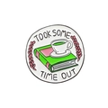 Pin de esmalte con libro verde, taza de café y lema 'TOOK SOME TIME OUT' creativo - Patrón de Libro Y Café (CC624)