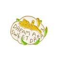 Spilla smaltata con gatto giallo su nuvola e scritta Dream a Sweet Dream stile cartoon - Gatto Giallo-DREAM A SWEET DREAM(CC401)