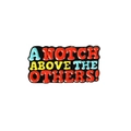 Épingle en émail avec slogan coloré 'A NOTCH ABOVE THE OTHERS' et base métallique - Style A Notch Above The Others (CC1004)