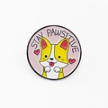 Spilla tonda in smalto con corgi, scritta Stay Pawsitive e cuori rossi su fondo rosa - Corgi Stay Pawsitive (CC578)