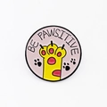 Spilla smaltata con zampa di gatto rosa e gialla con scritta Be Pawsitive tonda - Zampa Gialla Be Pawsitive (CC579)