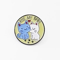 Spilla rotonda smaltata con due teneri gatti che si baciano e scritta 'KISS MY BABY' - Gatti che si baciano Kiss My Baby (CC582)