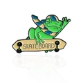 Broche grenouille avec écharpe rayée sur un skateboard avec texte Skateboard - Style de Grenouille en Skateboard (CC1553)