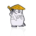 Spilla creativa a forma di pinguino samurai con cappello giallo e spada su sfondo bianco - Pinguino Samurai (CC1467)