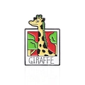 Emaille-Anstecknadel mit Giraffe im Polaroid-Stil mit gelber Giraffe und grünen Bäumen - Giraffe Fotorahmen Stil (CC977)