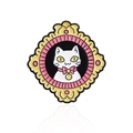 Spilla in smalto con gatto bianco, fiocco rosa e cornice barocca dorata elegante - Gatto Bianco In Cornice Decorativa Oro (CC1322)