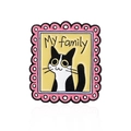 Spilla in smalto rosa con gatto bianco e nero e scritta My Family su sfondo giallo - Gatto Bianco E Nero In Cornice Rosa Ondulata (CC1324)