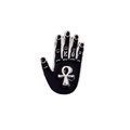 Dettaglio della spilla a forma di mano in smalto nero con simbolo Ankh e lettere gotiche - Stile a Mano (CC351)