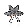 Broche de esmalte con diseño de hoja gris, texto snowflake y huesos blancos cruzados - Estilo de Hoja de Copo de Nieve de Hueso (CC1914)