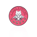 Spilla tonda in smalto rosa con gatto bianco alato e scritta I Need A Friend in zinco - Stile Gatto Alato (CC218)