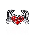 Badge punk en émail mains de squelette formant un cœur avec texte Love rouge - Style Mains en Coeur Squelette (CC1783)