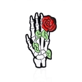Broche punk en émail avec une main de squelette tenant une fleur de rose rouge - Style Main de Squelette Tenant une Rose (CC1785)