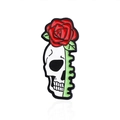 Épinglette punk en émail avec tête de mort, roses rouges et détails de gouttes - Style Squelette Demi-Visage Rose (CC1786)