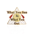 Spilla smaltata a triangolo con motivo occhio e testo What You See Is What You Get dorata - Stile Piramide dell'Occhio Onniveggente (CC678)