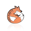 Broche en émail représentant deux renards qui s'enlacent avec l'inscription 'keep hugging' - Renards Dans Leurs Bras Citation (CC1900)