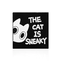 Spilla quadrata in smalto nero con gatto bianco cartoon e scritta THE CAT IS SNEAKY - Stile Testo Quadrato (CC1265)