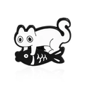 Spilla in smalto cartone animato con gatto che calpesta pesci in bianco e nero - Gatto che Calpesta un Pesce (CC1263)
