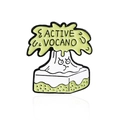 Cartoon Emaille Pin eines aktiven Vulkans mit bösem Gesicht und grüner Eruption - Vulkan Muster (CC2378)