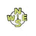 Outdoor-Kompass-Emaille-Anstecknadel in Hellgrün mit N-S-W-O Richtungsmarkierungen - Kompass Muster (CC2379)