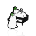 Épingle en émail de radis blanc amusante jouant du piano sur un fond blanc épuré - Style de Jeu au Piano (CC1559)