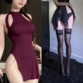 Sexy rugloos halterjurkje in wijnrood en zwarte kant lingerie set met netkousen - Wijnrode Partyjurk En Zwarte Zijden Kousen