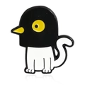 Emaille speld van witte kat met zwart vogelmasker accessoire op een witte achtergrond - Kat Met Vogelmasker Stijl (CC321)