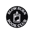 Runde schwarze Emaille-Brosche mit Slow Burn Book Club Schriftzug und Kerzenmotiv - Slow Burn Book Club (XZ9841)