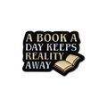 Dettaglio spilla in smalto con libro aperto e scritta A BOOK A DAY KEEPS REALITY AWAY - Slogan Libro Aperto Nero (QHXZ1150)