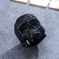 Anillo de calavera estilo punk retro en acabado negro mate con texturas en relieve - US 7 / Negro