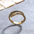 Anello vintage a serpente in oro con scaglie nere e design punk su sfondo grigio pietra - US 7 / Oro