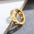 Anello a catena dorata traforata minimalista su un piedistallo di pietra bianca - US 8 / Oro