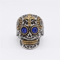 Anello teschio gotico in acciaio argento e oro con occhi di strass blu su sfondo bianco - US 7 / Argento Antico Con Strass Blu