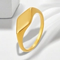 Vista detallada de anillo de acero de titanio dorado con diseño de rombo irregular. - Talla 6 / Estilo Geométrico de Arco (13-D-10) / Dorado