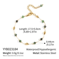 Dettaglio della collana con pietre naturali verde smeraldo e catena in acciaio dorato - Bracciale di Perline di Smeraldo (YYB023184)