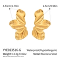 Macro view of gold irregular petal earrings with liquid metal texture and size details - Gold Style (YYE023516-G)
