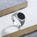 Anello a sigillo rotondo minimalista in acciaio inossidabile lucido con intarsio nero - US 7 / Spazzolato
