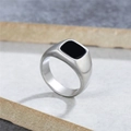 Anillo de sello minimalista de acero inoxidable cepillado con piedra negra - US 7 / Color Acero Cepillado
