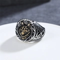 Anello vintage da uomo in acciaio con testa di lupo 3D dorata e incisioni nordiche - US 7 / Oro e Argento