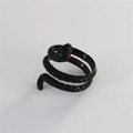 Anello serpente gotico in acciaio al titanio nero con occhi rossi e squame incise - Nero Occhio Rosso