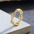 Anillo de hélice doble de ADN dorado para mujer con diseño moderno sobre piedra gris - US 5 / Dorado