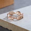 Anillo de doble hélice ADN en oro rosa con un intrincado diseño científico de espiral - US 5 / Oro rosa