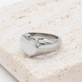Anello a cuore d'argento minimalista con fascia larga lucida su base in pietra naturale - US 6 / Color Acciaio