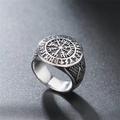 Anello vintage in acciaio argento con bussola vichinga e incisione di rune nordiche - US 7 / Color Acciaio